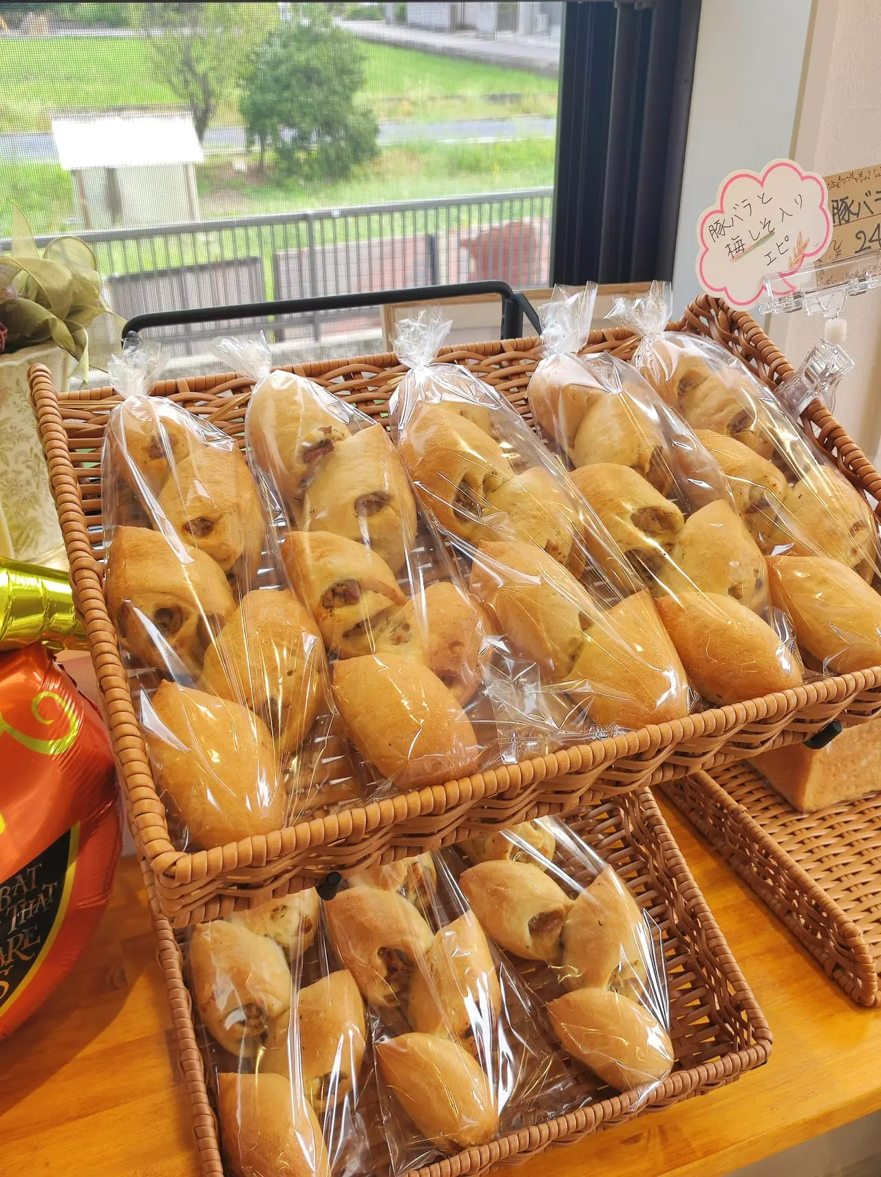 香川県】パン作りの作業中の愛らしいうさぎさんを探してみて！ 坂出に7